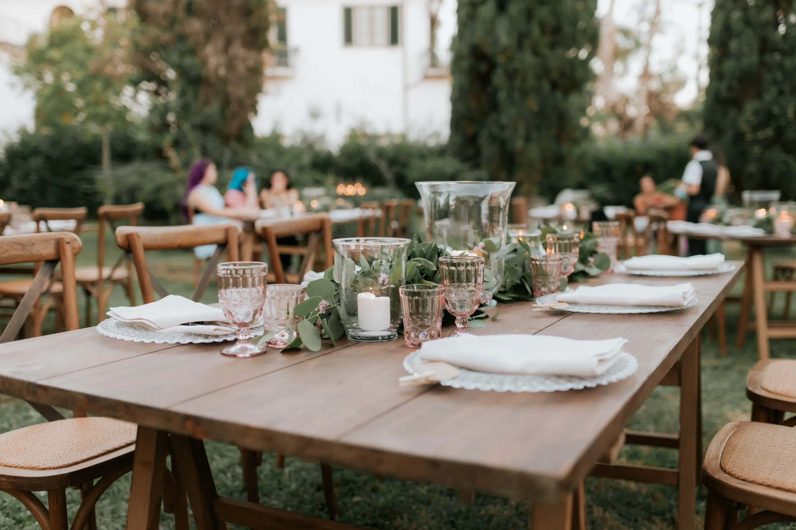 Tavoli allestiti in giardino